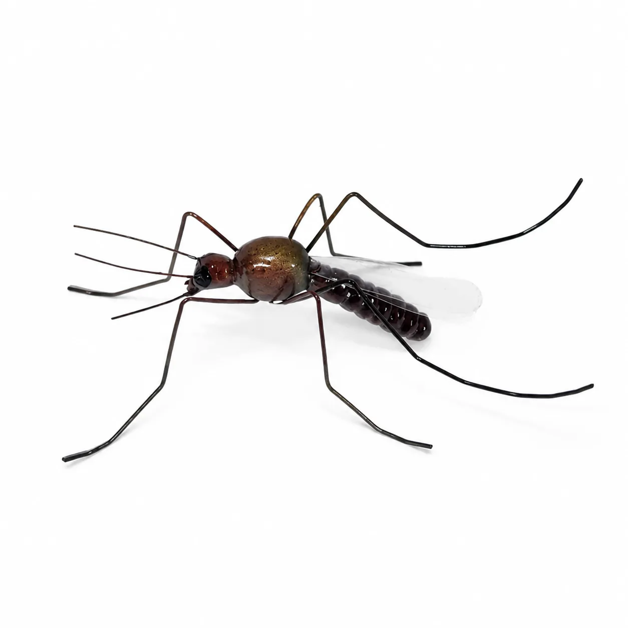Pieza artesanal de mosquito Culex sobre fondo blanco